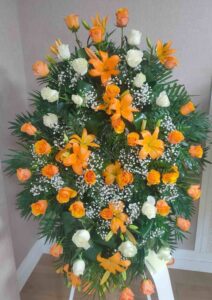 Centro en caballete flores blancas y naranjas