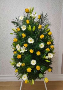 Centro en caballete flores blancas y amarillas