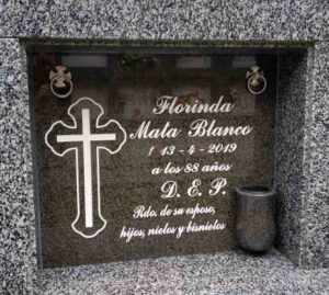Lápida de granito con fondo negro y letras blancas
