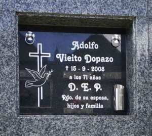 Lápida de granito con fondo negro y letras blancas
