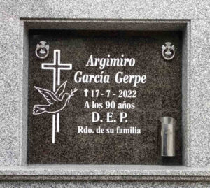 Lápida de granito claro con fondo negro y letras blancas